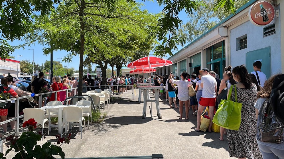 Lange Schlange vor dem Laaerberg-Bad in Wien. 