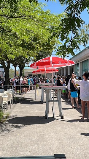 In einem Schwimmbad in Wien-Favoriten sollen mehrere Männer eine 16-Jährige sexuell missbraucht haben. In "<em>Heute</em>" schildert das Opfer den Übergriff.