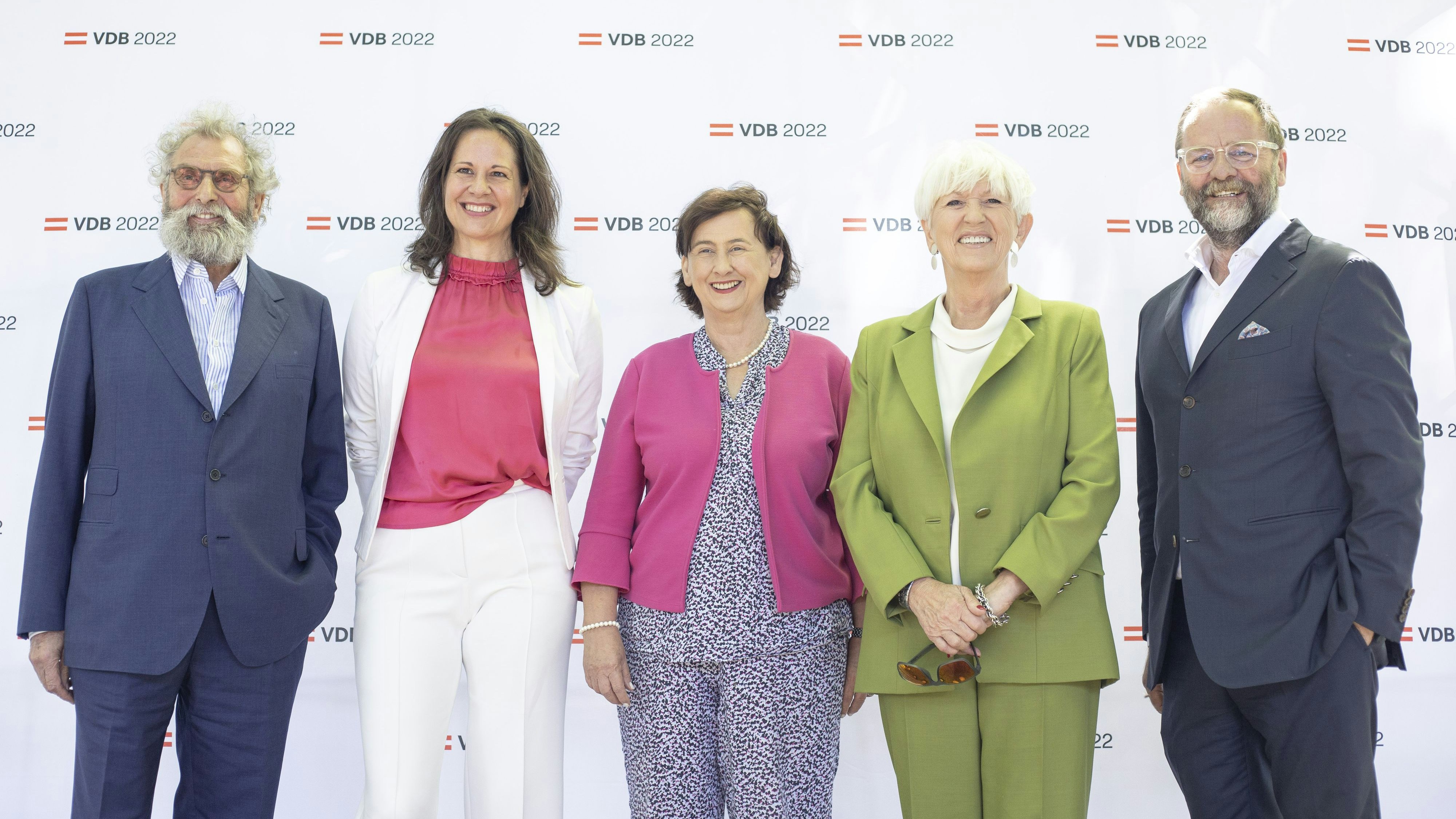 Autor Werner Lampert, ehemalige Grünen-Energiesprecherin Christiane Brunner, Ex-Justizministerin Maria Berger, Ex-Ministerin Maria Rauch-Kallat sowie der ehemalige Nationalratsabgeordnete Sepp Schellhorn am Sonntag, 19. Juni 2022, anl. des Auftaktes der Initiative ,,Gemeinsam für Van der Bellen" "Stimmen für Van der Bellen" im Schutzhaus der Zukunft in Wien. - FOTO: APA/TOBIAS STEINMAURER - 20220619_PD1375 - Rechteinfo: Rights Managed (RM)