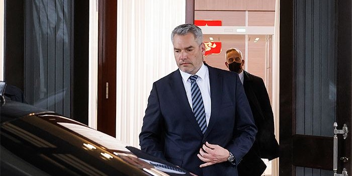 *** SERVICEBILD *** ABD0081_20220411 - MOSKAU - RUSSLAND: ++ HANDOUT ++ Bundeskanzler Karl Nehammer (ÖVP) nach einem Treffen mit dem russischen Präsidenten am Montag, 11. April 2022, vor Putins Residenz vor den Toren Moskaus.