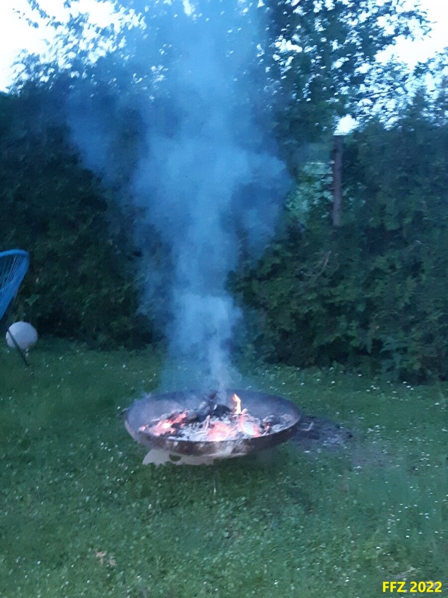 Das feuchte Holz sorgte für dichten Rauch.