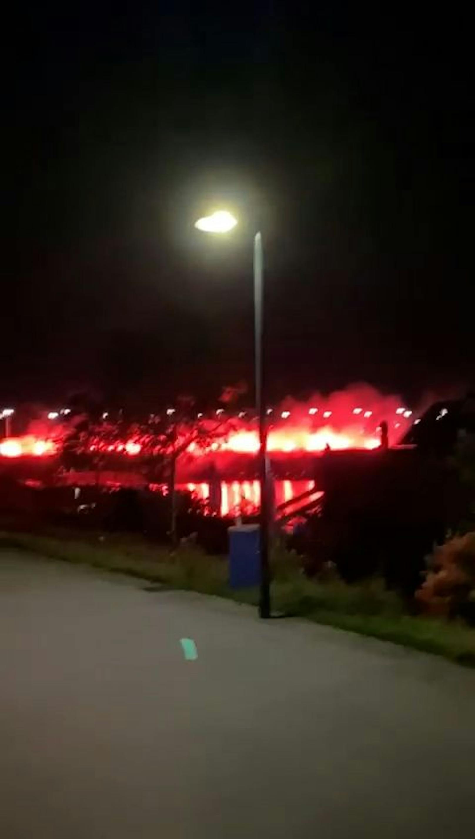Die Reichsbrücke am späten Samstagabend - es schaut nach einem Groß-Brand aus.