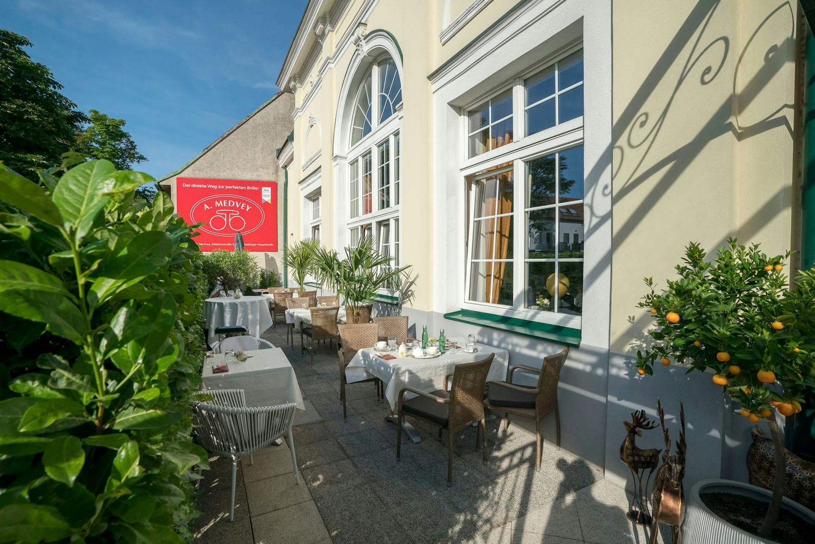 Das Restaurant mit Palais-Ambiente bietet auch einen Gastgarten mit 70 Sitzplätzen.