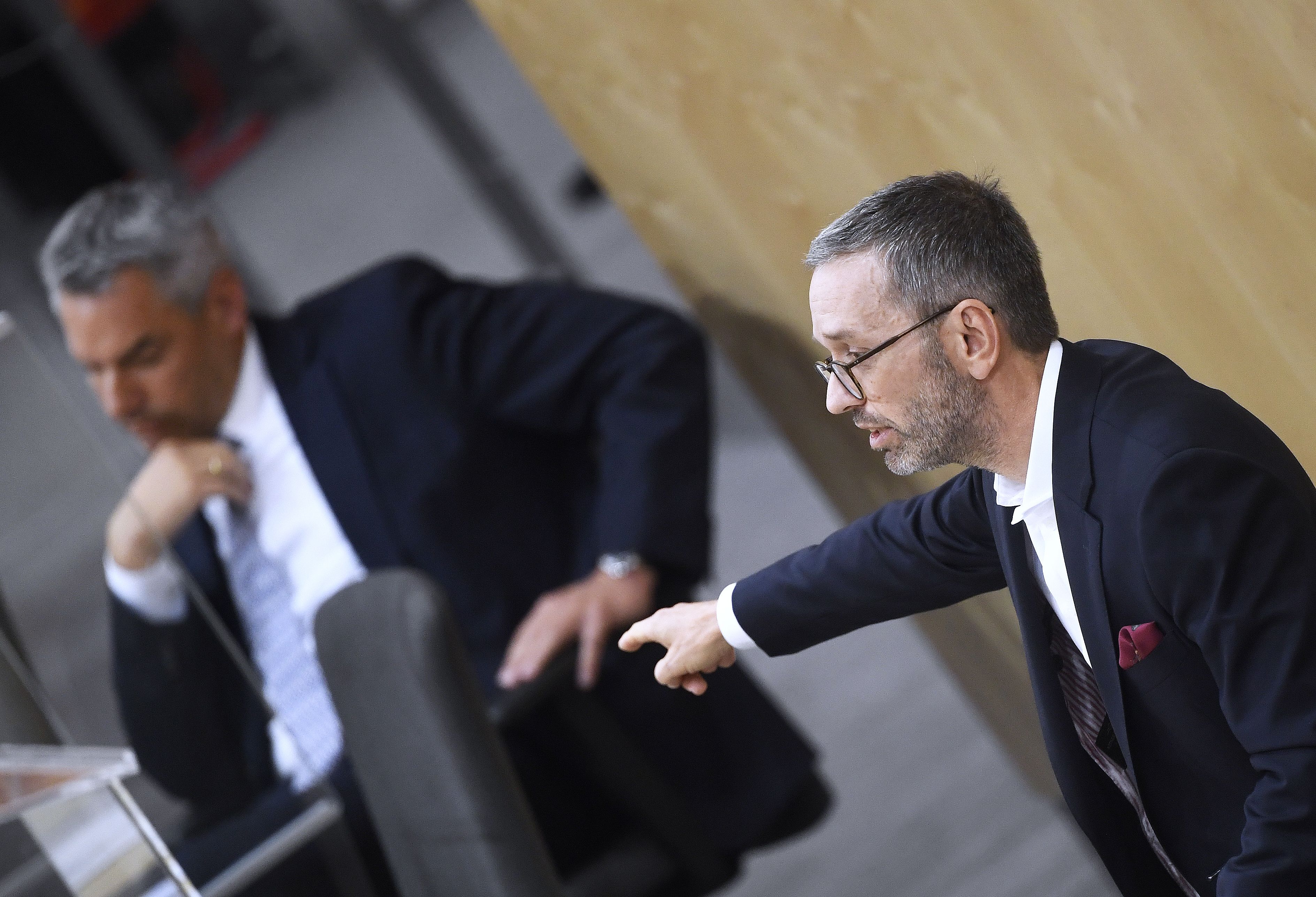 FPÖ-Chef Herbert Kickl geht auf Bundeskanzler Karl Nehammer (ÖVP) los.