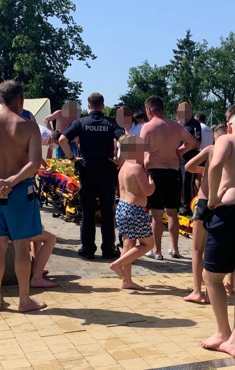 Rettung, Notarzt-Hubschrauber und Polizei standen im Freibad im Einsatz.
