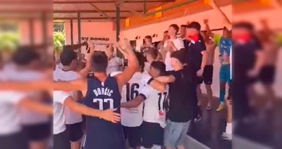 Die Spieler des SV Donau feierten nach dem Sieg.