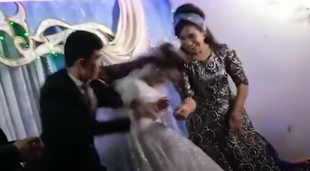 Der Mann verpasste seiner Frau einen brutalen Schlag auf den Kopf.