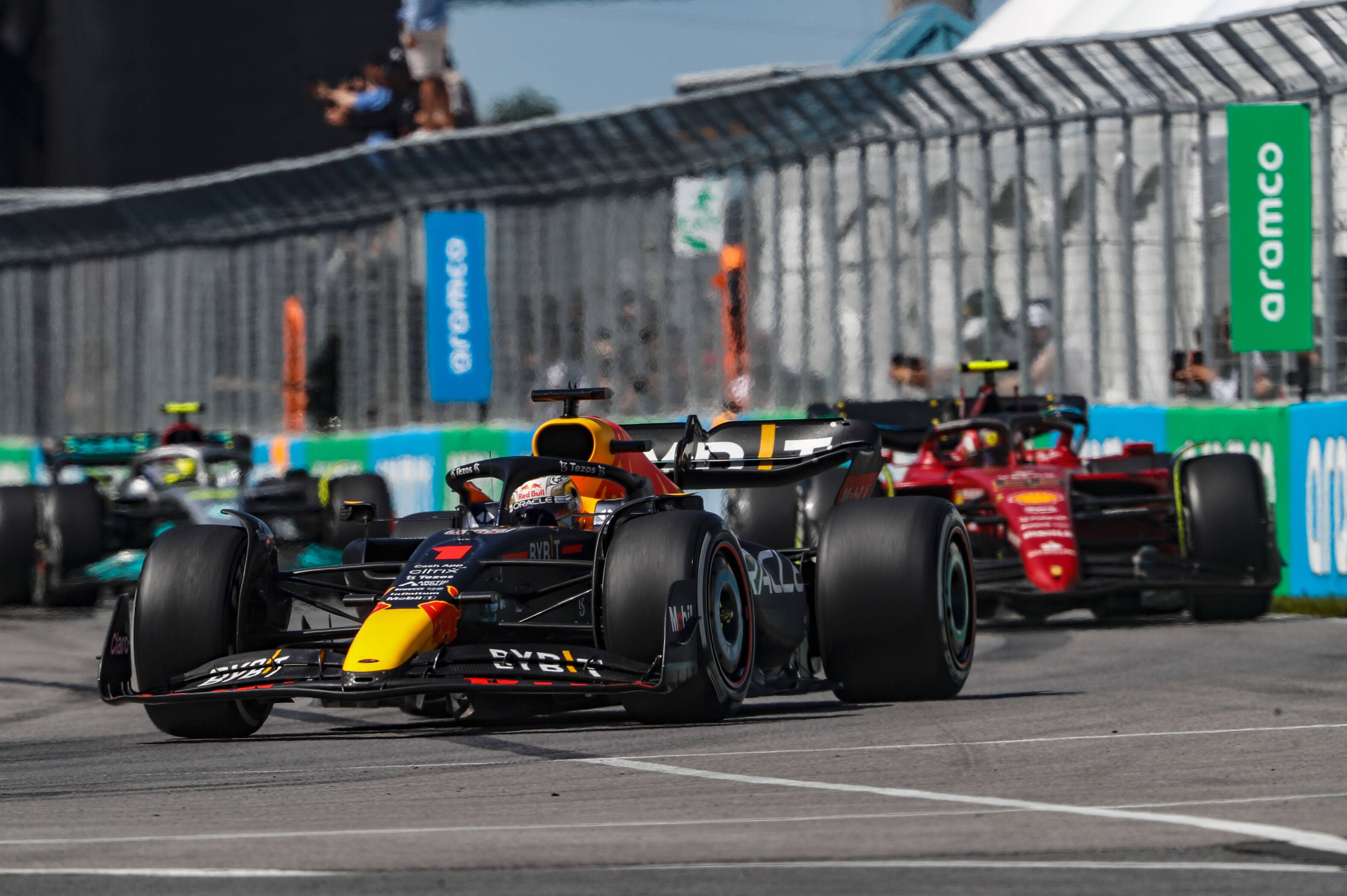 Max Verstappen siegt vor Carlos Sainz und Lewis Hamilton.