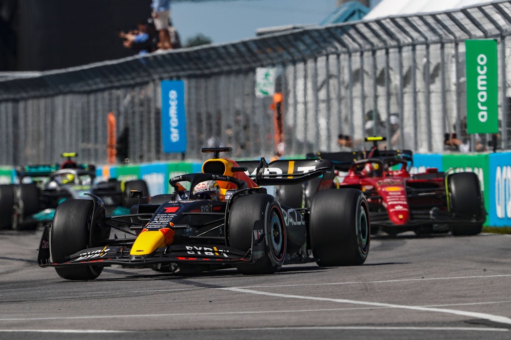 Max Verstappen siegt vor Carlos Sainz und Lewis Hamilton.