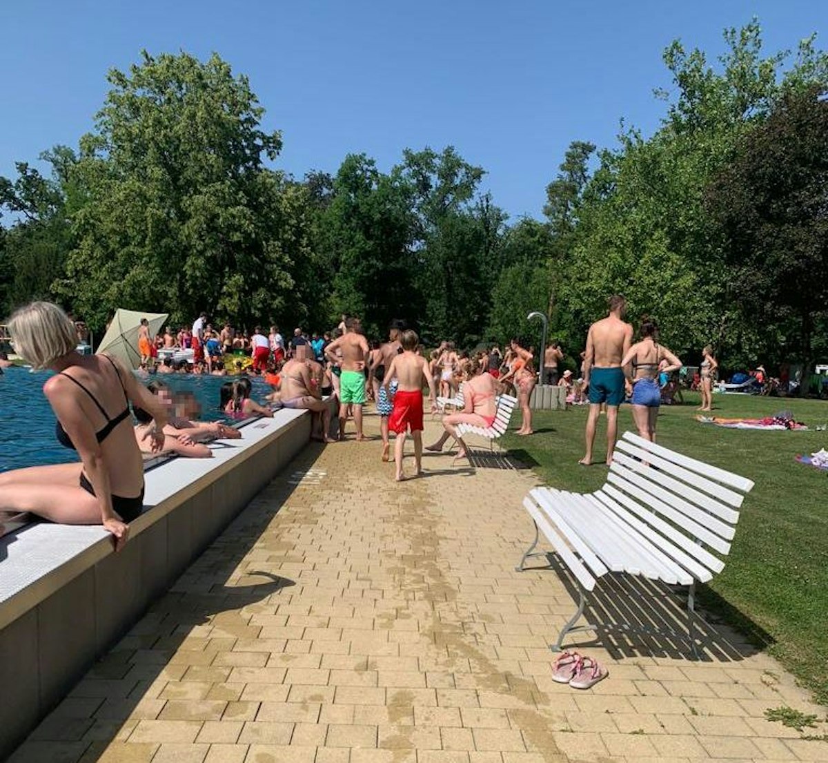 Rettung, Notarzt-Hubschrauber und Polizei standen im Freibad im Einsatz.