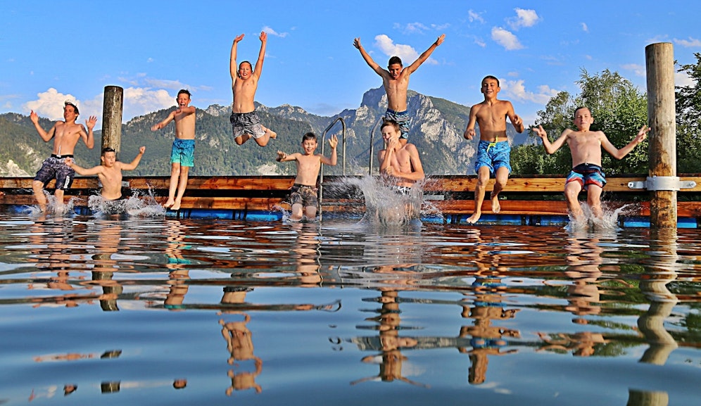 Der Sprung in den kalten See (hier in Traunkirchen) macht Spaß, vorher sollte man sich aber unbedingt abkühlen. Und noch besser ist es, langsam ins Wasser zu gehen.