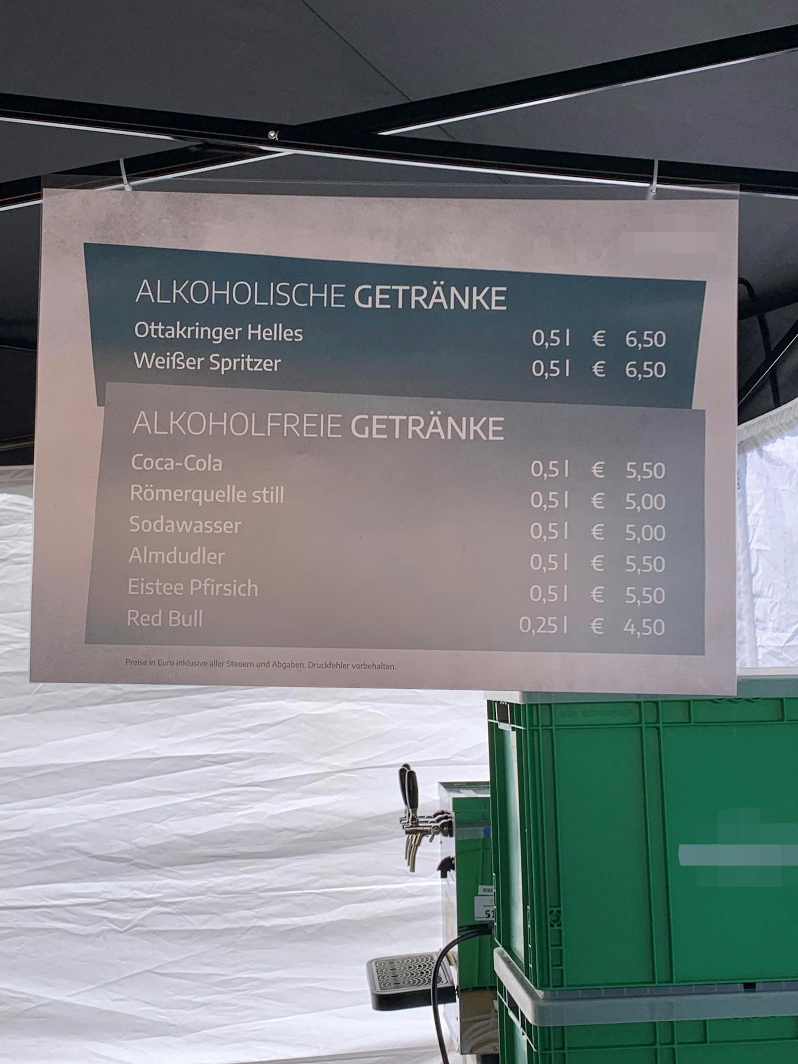 Ein Bier kostet 6,50 Euro. Ein Stilles Mineralwasser schlägt mit 5 Euro zu Buche.