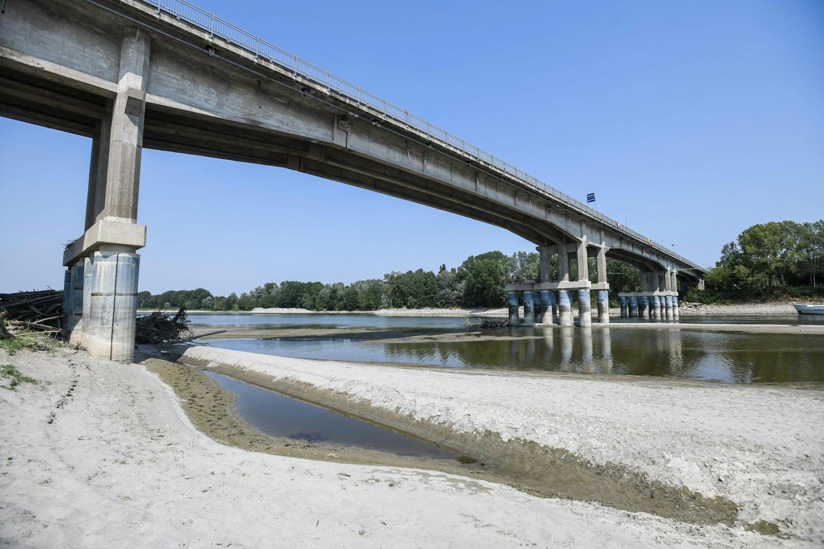 Download von www.picturedesk.com am 19.06.2022 (15:39). 
A view shows the dessicated bed of the river Po in Boretto, northeast of Parma, on June 15, 2022. - According to the river observatory, the drought affecting Italy's longest river Po is the worst in the last 70 years. (Photo by Piero CRUCIATTI / AFP) - 20220615_PD4360 - Rechteinfo: Rights Managed (RM) Nur für redaktionelle Nutzung! Werbliche Nutzung erfordert Freigabe: bitte schicken Sie uns eine Anfrage.