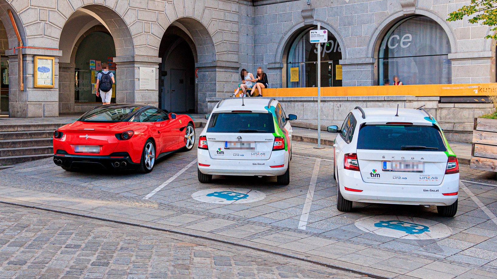 Dieser Ferarri steht am Hauptplatz klar im Halteverbot.
