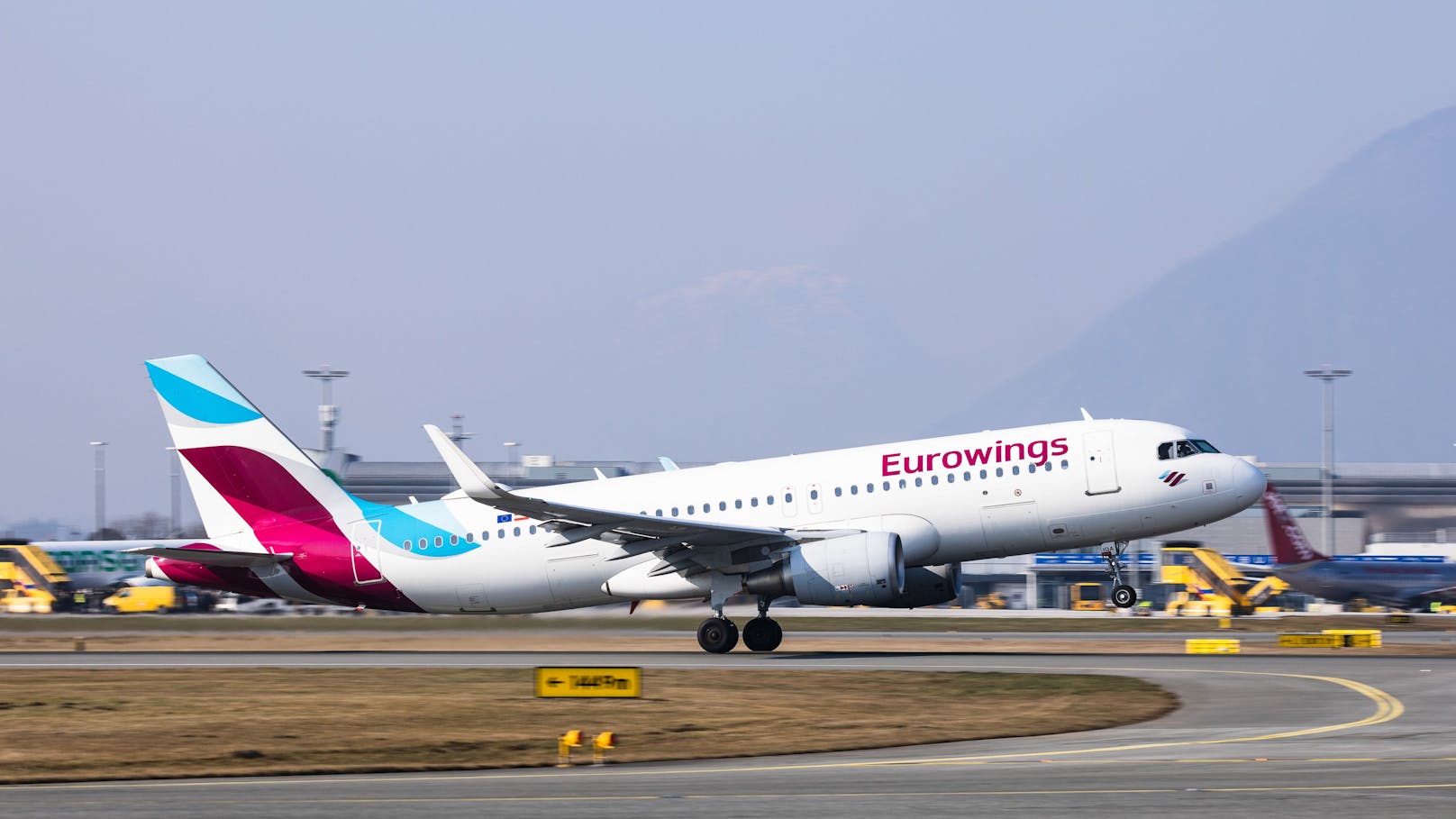 Am Montag fallen von rund 400 geplanten Eurowings-Flügen etwa 170 aus.