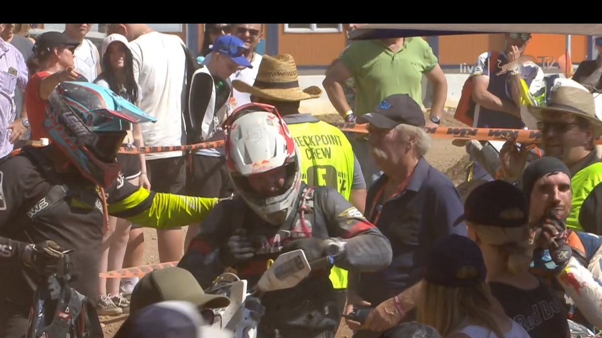 Marcel Hirscher am Checkpoint fünf, rechts hinter ihm: Papa Ferdinand.