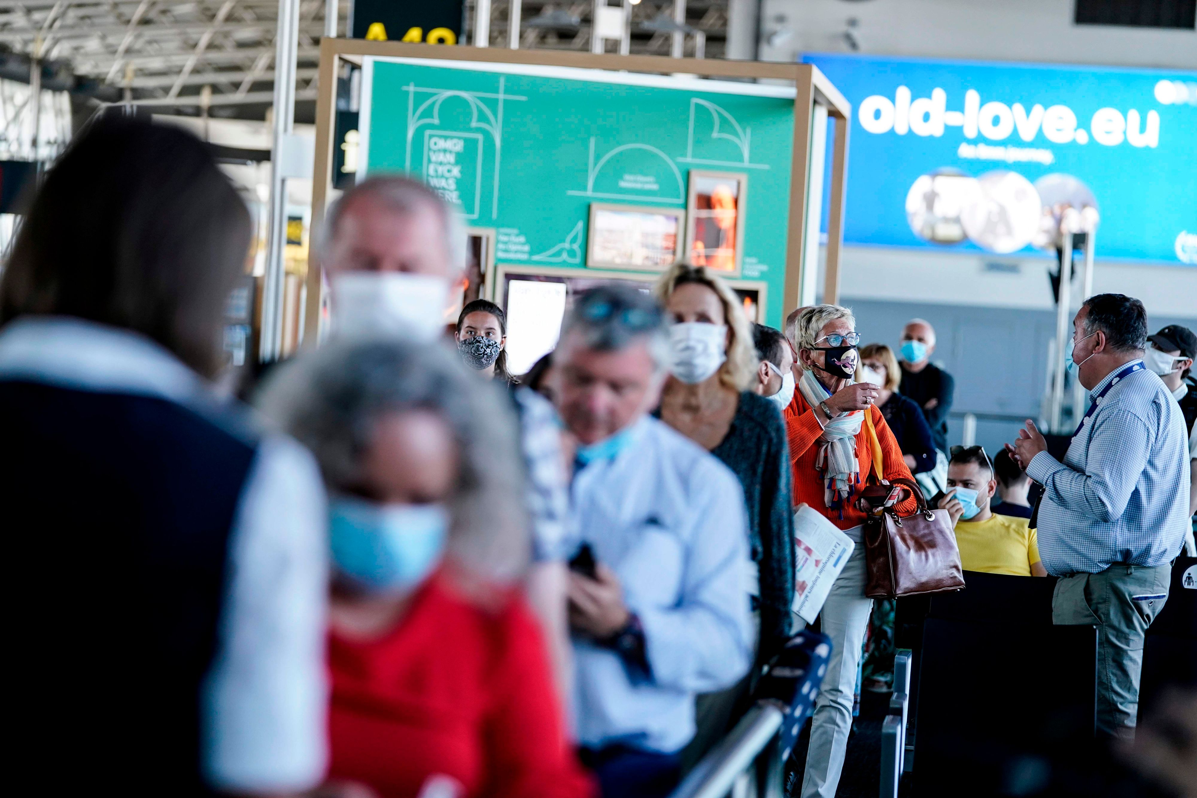 Download von www.picturedesk.com am 20.06.2022 (09:52).  Passengers queue at the boarding gate at Brussels Airport, in Zaventem, on June 15, 2020 as Brussels Airport reopens for travels within Europe and the Schengen zone, after a months-long closure aimed at stemming the spread of the COVID-19 pandemic, caused by the novel coronavirus. (Photo by Kenzo TRIBOUILLARD / AFP) - 20200615_PD2299 - Rechteinfo: Rights Managed (RM) Nur für redaktionelle Nutzung! Werbliche Nutzung erfordert Freigabe: bitte schicken Sie uns eine Anfrage.