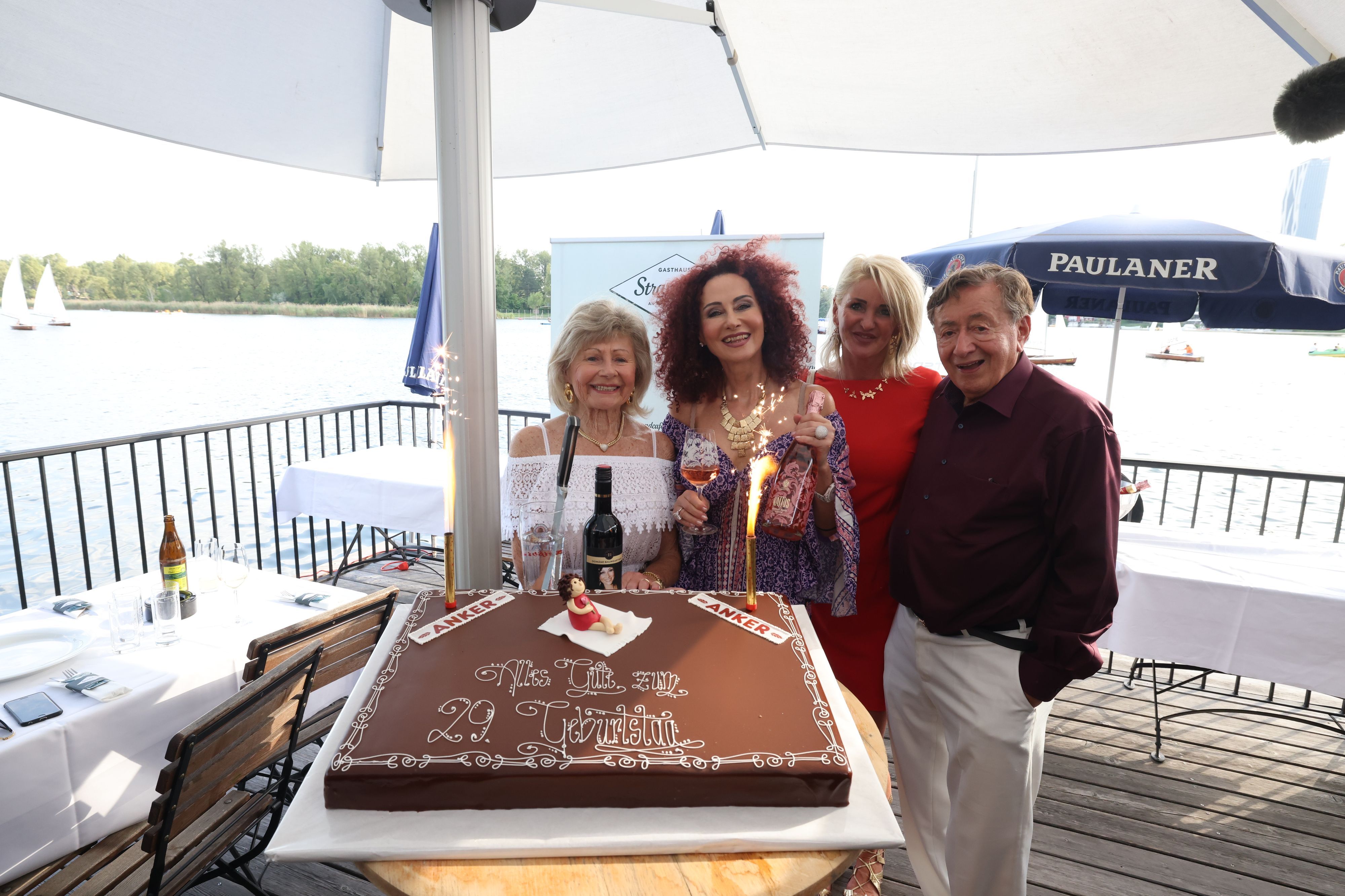 "Happy Family beim Tortenanschnitt": Martha Haidinger mit Christina Lugner, Zebra Karin Karrer und Richard Lugner 