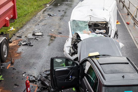 Bei dem schweren Unfall zwischen einem Taxi, einem Kleintransporter und einem Lkw starb ein Mann.