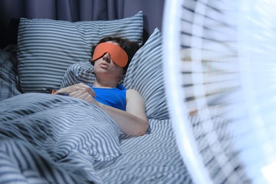 Wer einen Ventilator nutzt, sollte sorgfältig darauf achten, das Gerät in ausreichendem Abstand zum Bett zu positionieren. Ein Modell mit automatischer Zeitschaltuhr ist empfehlenswert. 