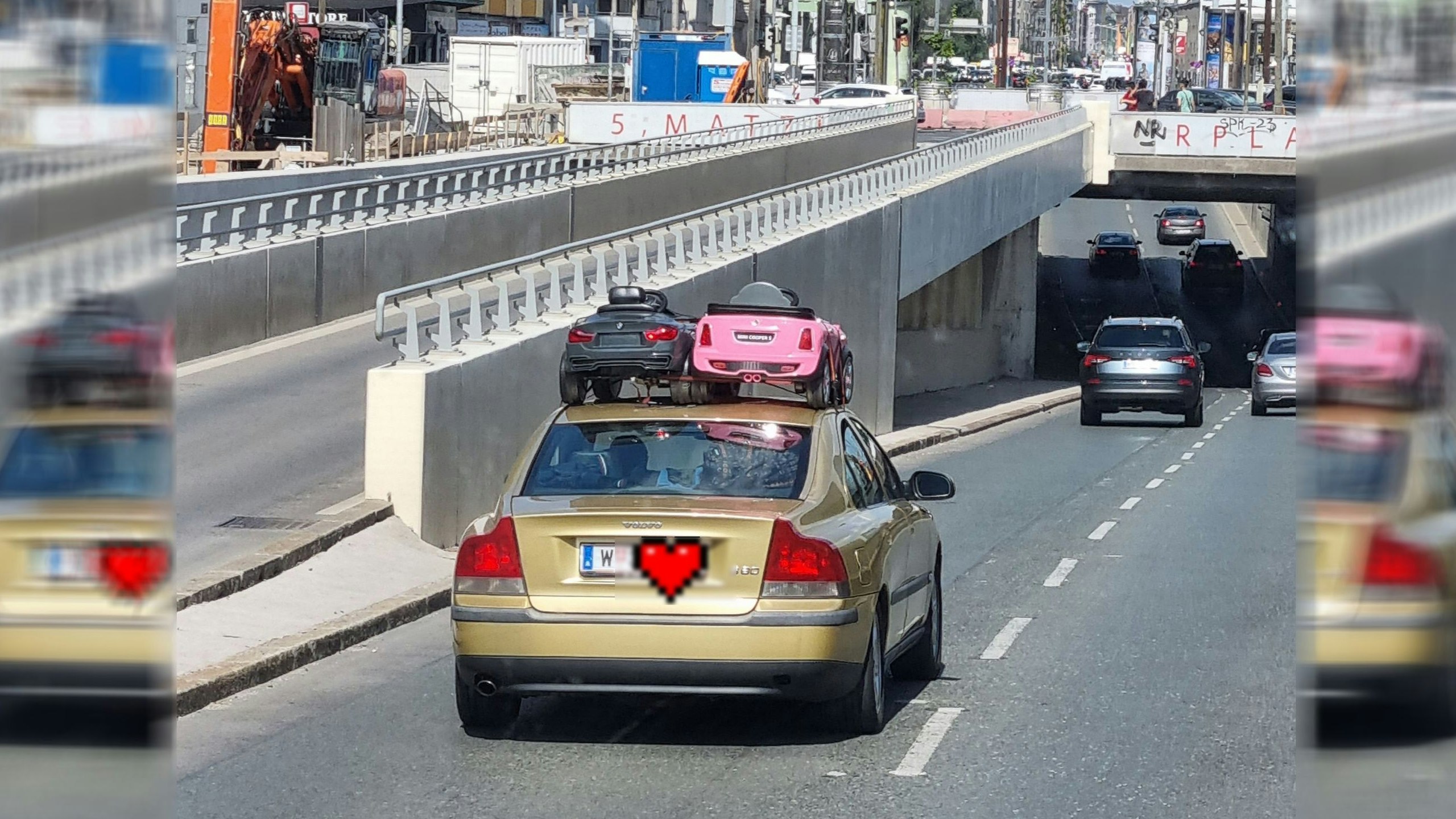 Zwei Spielzeugautos auf Dach