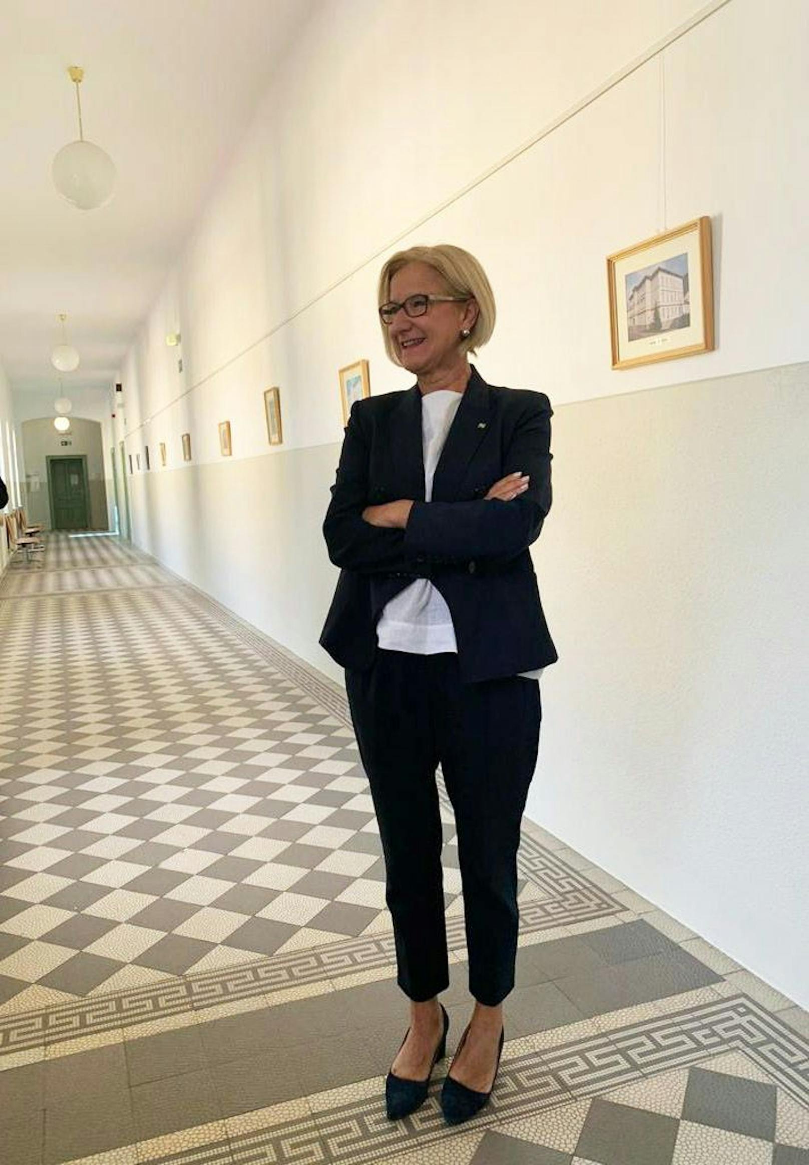 Top gestylt und gut drauf wie immer: Johanna Mikl-Leitner vor Gericht in St. Pölten