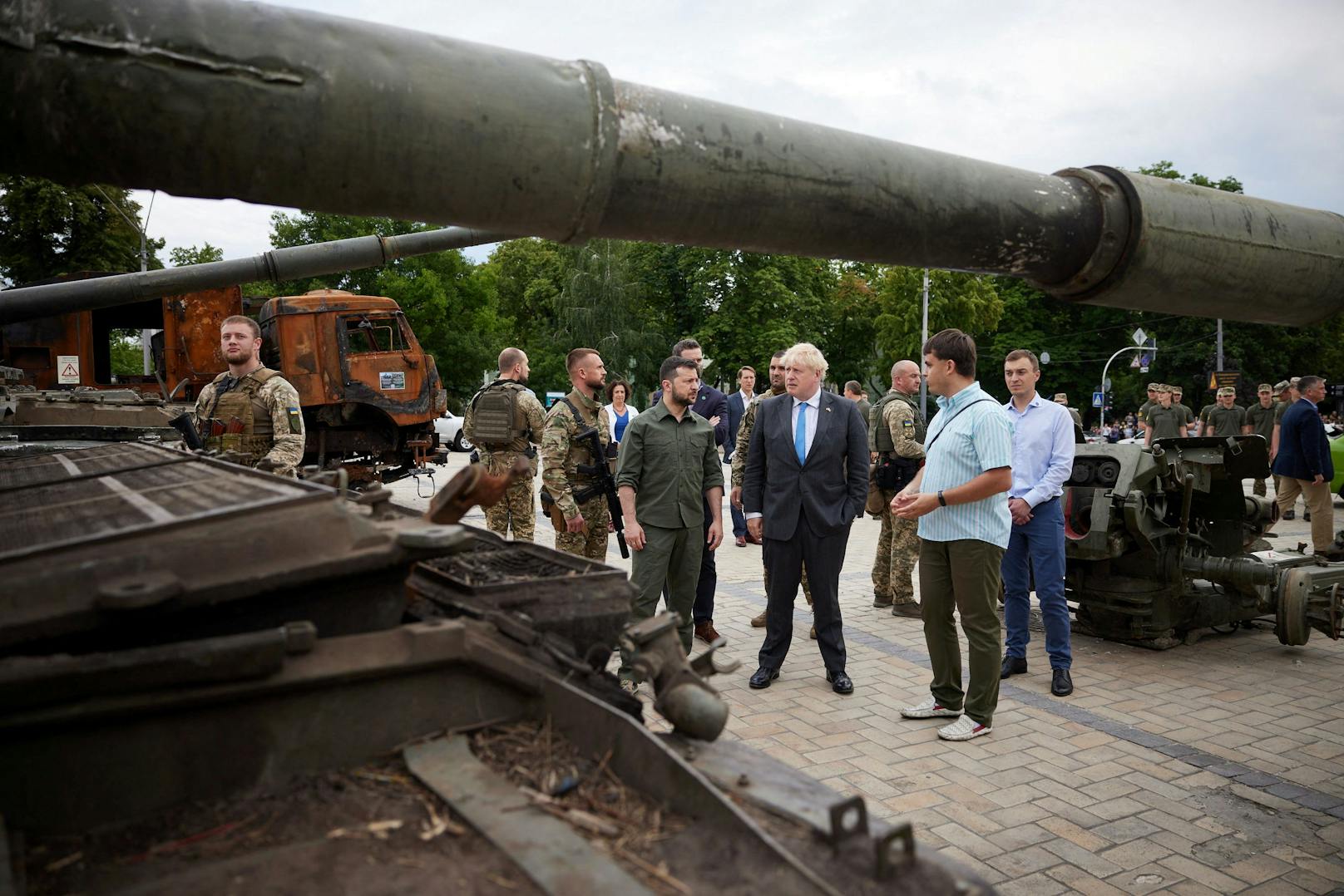 Dabei ließ sich der britische Regierungschef die in Kiew ausgestellten Wracks russischer Panzer und Militärfahrzeuge zeigen.