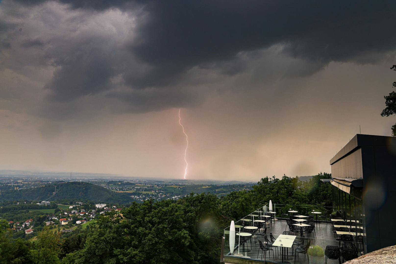 Schwere Gewitter wie zuletzt hier vom Pöstlingberg aus gesehen werden für OÖ erwartet.