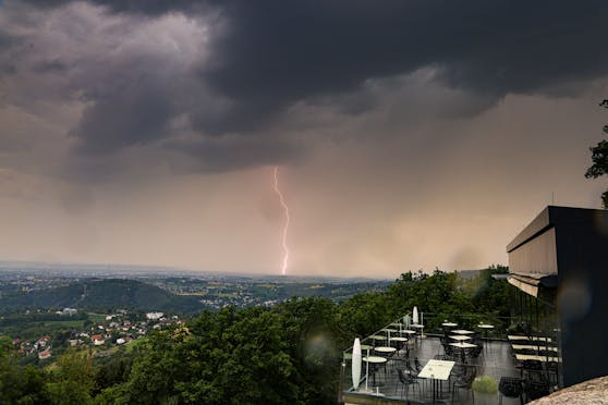 Das Bild von "Heute"-Fotograf Mike Wolf zeigt einen Blitz über Hörsching vom Pöstlingberg aus.