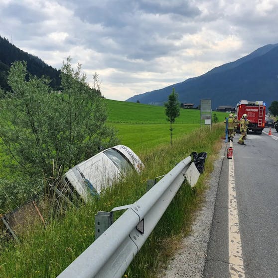 Die beiden Autos kamen nach der Kollision von der Fahrbahn ab und landeten im Straßengraben.