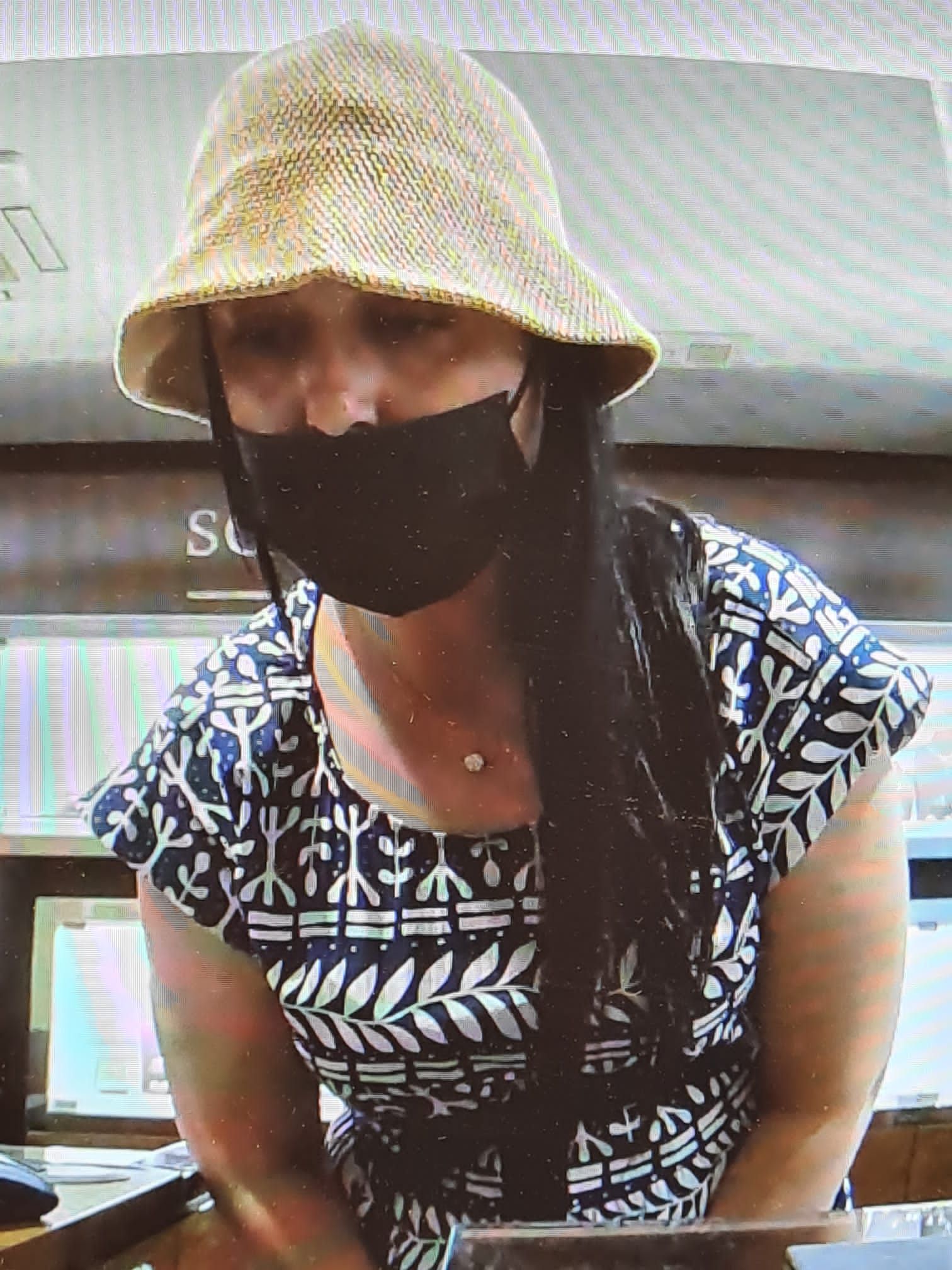 Die unbekannte Frau steht im Verdacht, eine hochpreisige Rolex-Armbanduhr gestohlen zu haben.