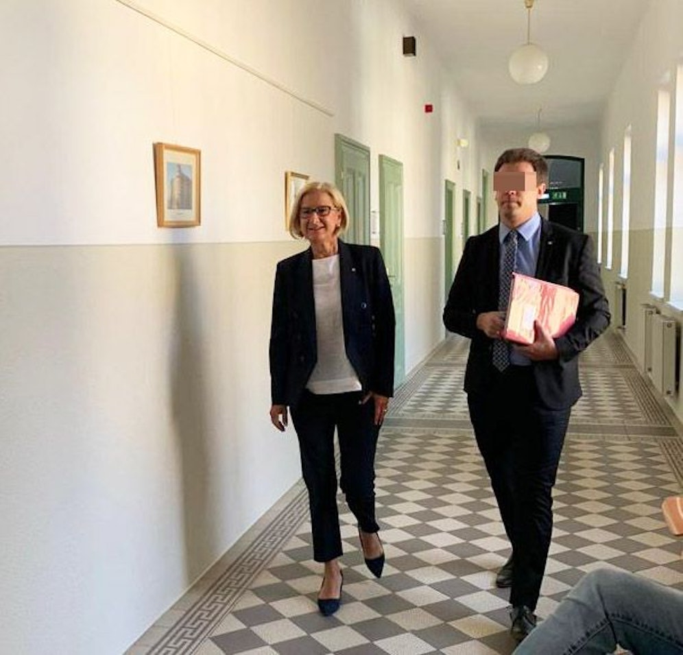 Landeshauptfrau Johanna Mikl-Leitner am Weg in den Gerichtssaal in St. Pölten