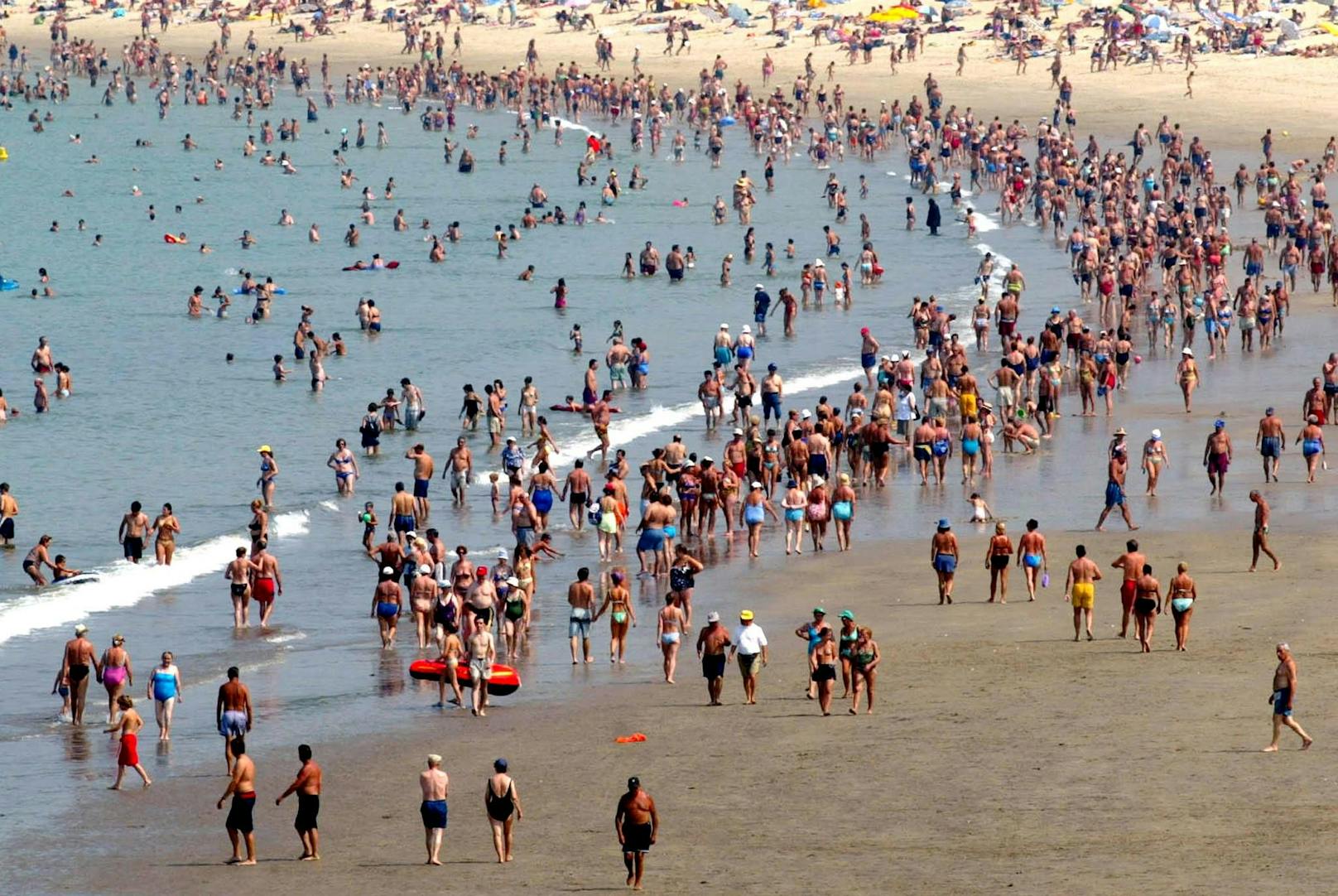 Wer in der spanischen Stadt Vigo einen Strandtag genießt, sollte zum Urinieren besser eine öffentliche Toilette anstelle des Meeres aufsuchen.