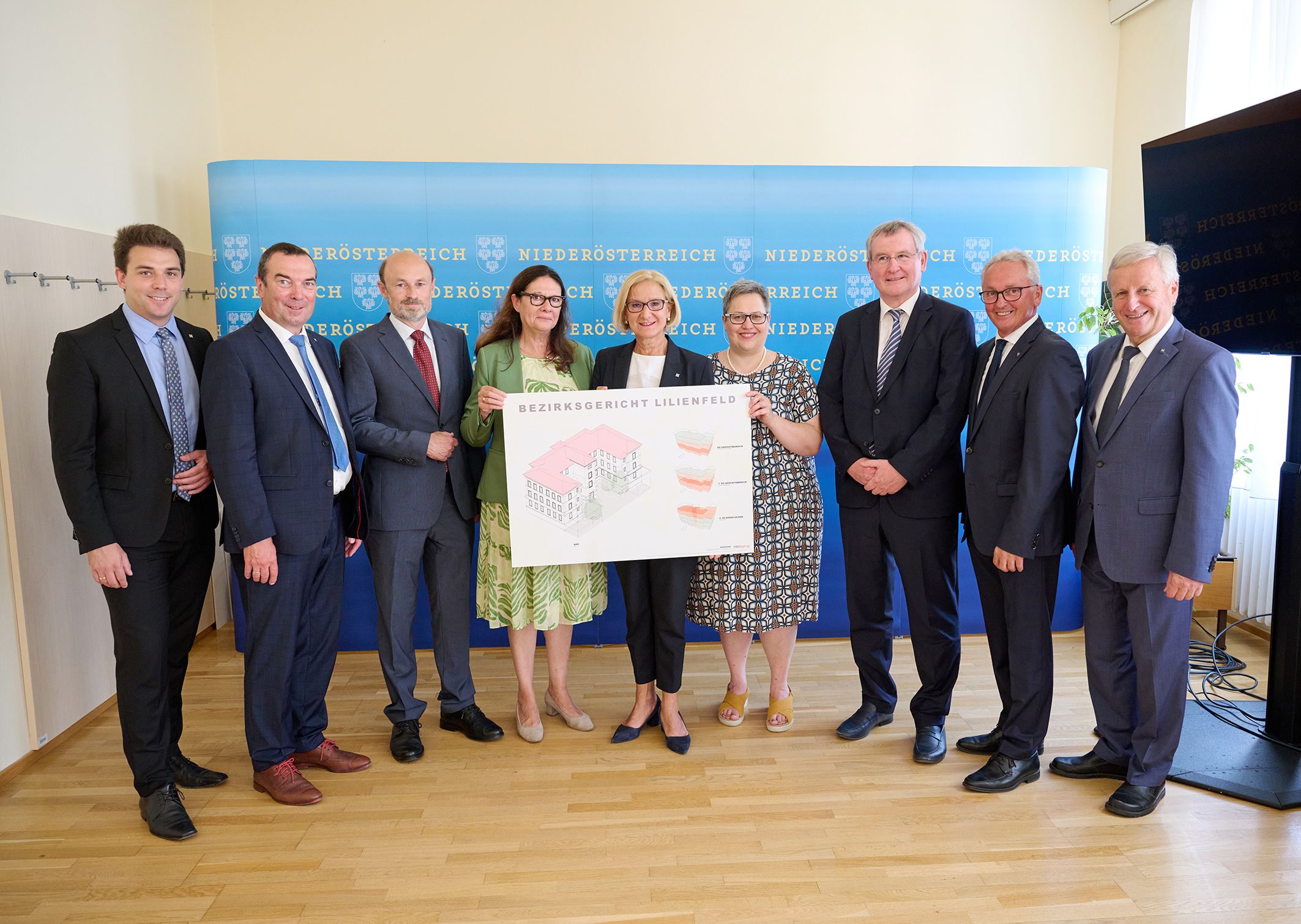 Vizebürgermeister Manuel Aichberger, Bezirkshauptmann Franz Kemetmüller, Karl Dorninger, Präsidentin Andrea Humer (Landesgericht St. Pölten), Landeshauptfrau Johanna Mikl-Leitner, Bezirksgericht-Vorsteherin Andrea Redlsteiner, Vizepräsident Kurt Seeliger (OLG Wien), Bundesrat Karl Bader und Bürgermeister Wolfgang Labenbacher (v.l.n.r.) freuen sich über die Sanierung des Bezirksgerichts Lilienfeld.