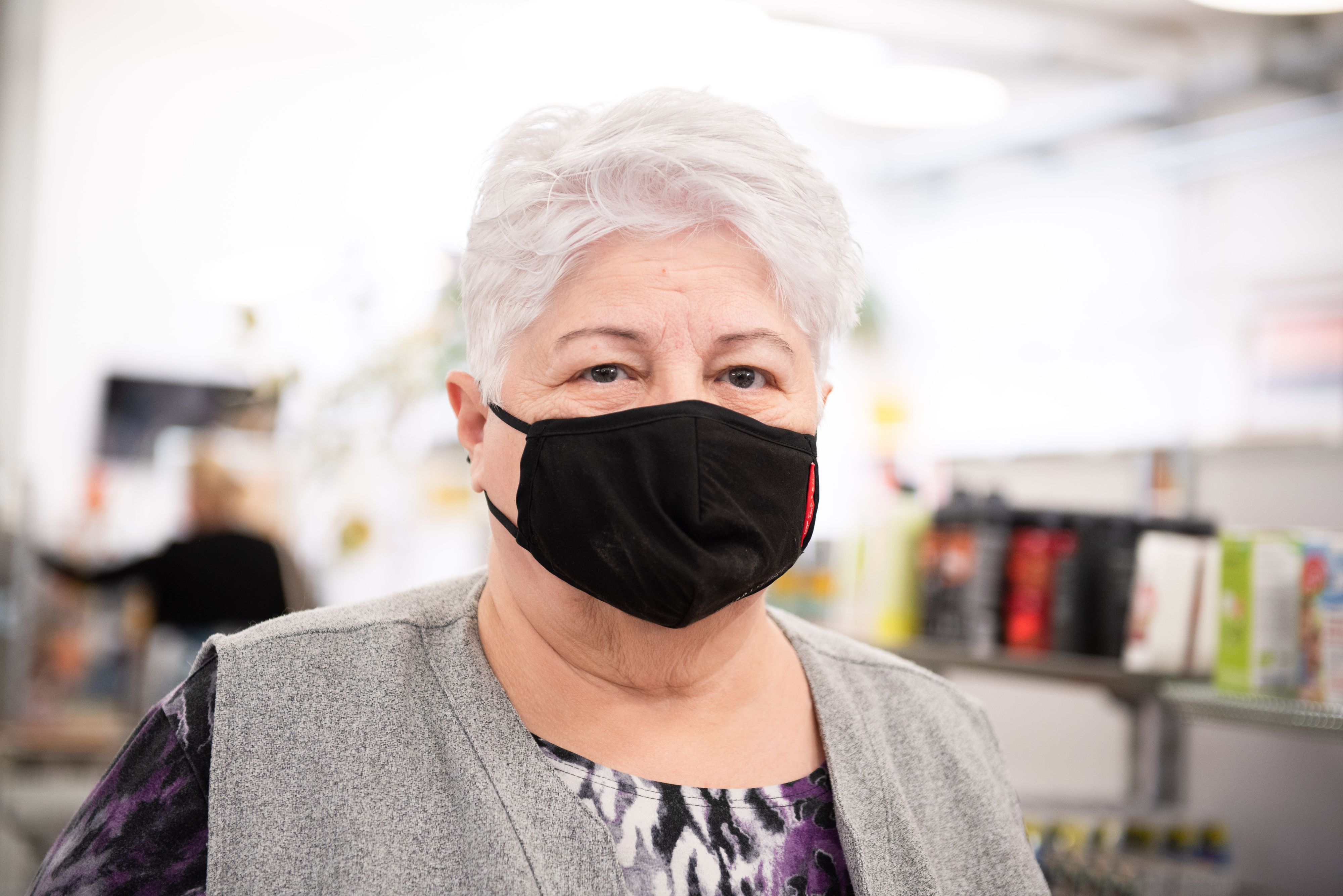 Die Pensionistin muss mit ihrem Geld haushalten.