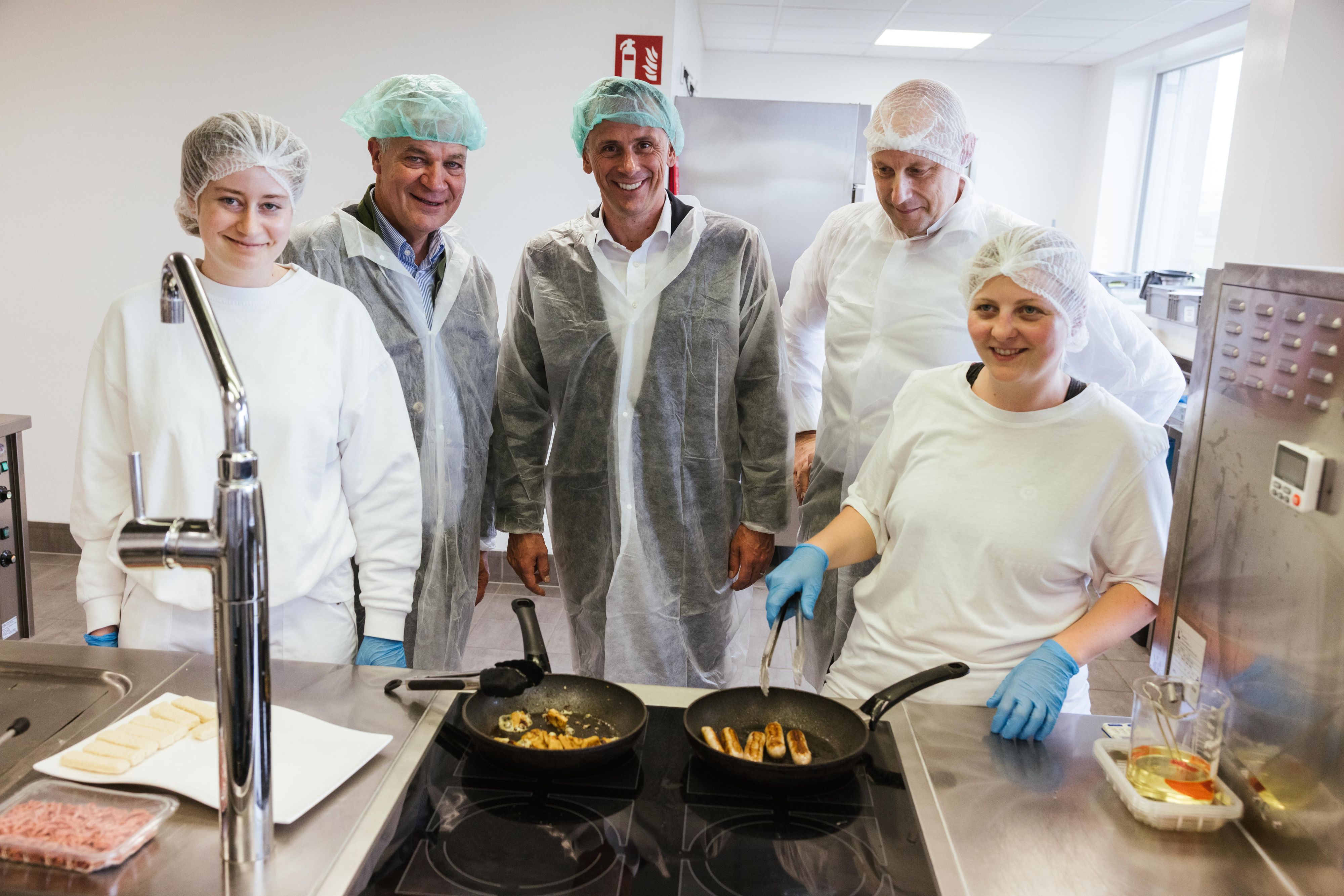 Landtagsabgeordneter Toni Kasser, Wirtschaftslandesrat Jochen Danninger und VeggieMeat-Geschäftsführer Andreas Gebhart