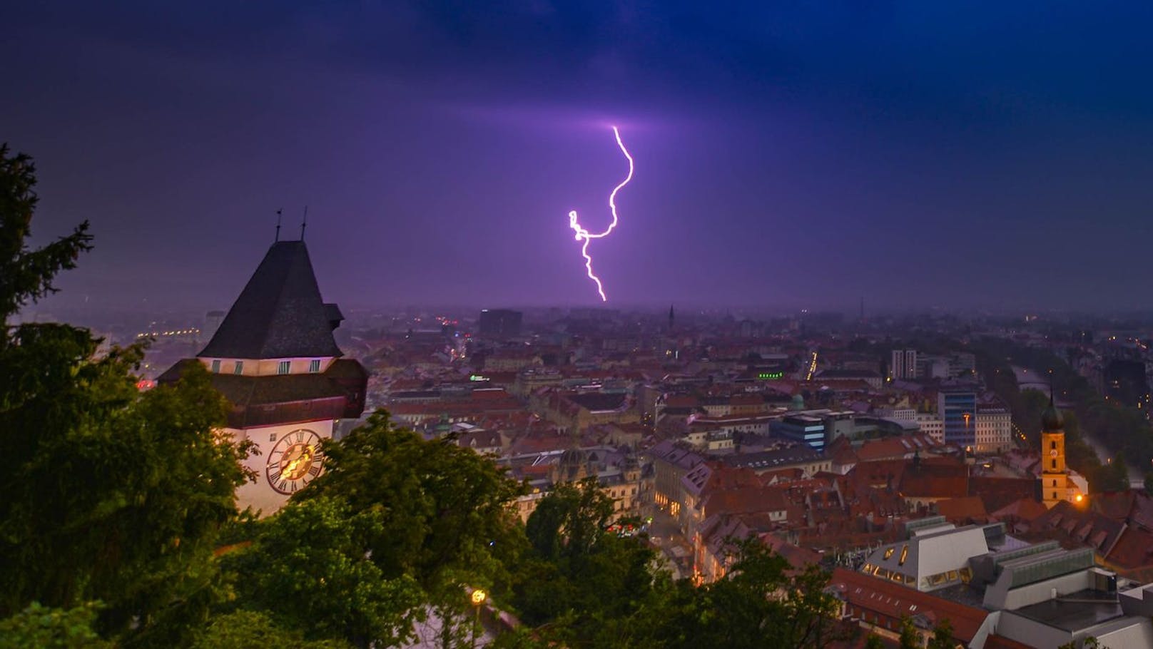 Ein Gewitter und Blitzschlag über Graz. (Symbolbild)