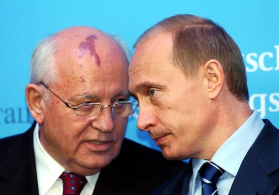 Der Ex-Präsident der UdSSR Michail Gorbatschow gemeinsam mit Kreml-Chef Putin im Jahr 2004.