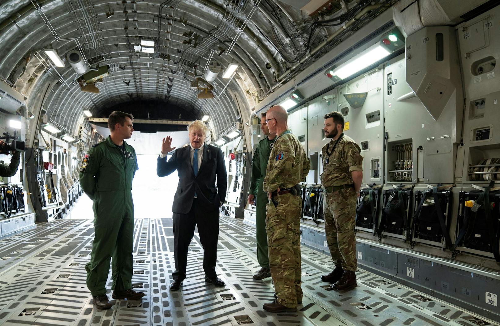 Schon am 18. Juni 2022 war Johnson wieder zurück in der Heimat. Im Bild mit Royal Air Force-Offizieren an Bord einer C17 am Stützpunkt Brize Norton.