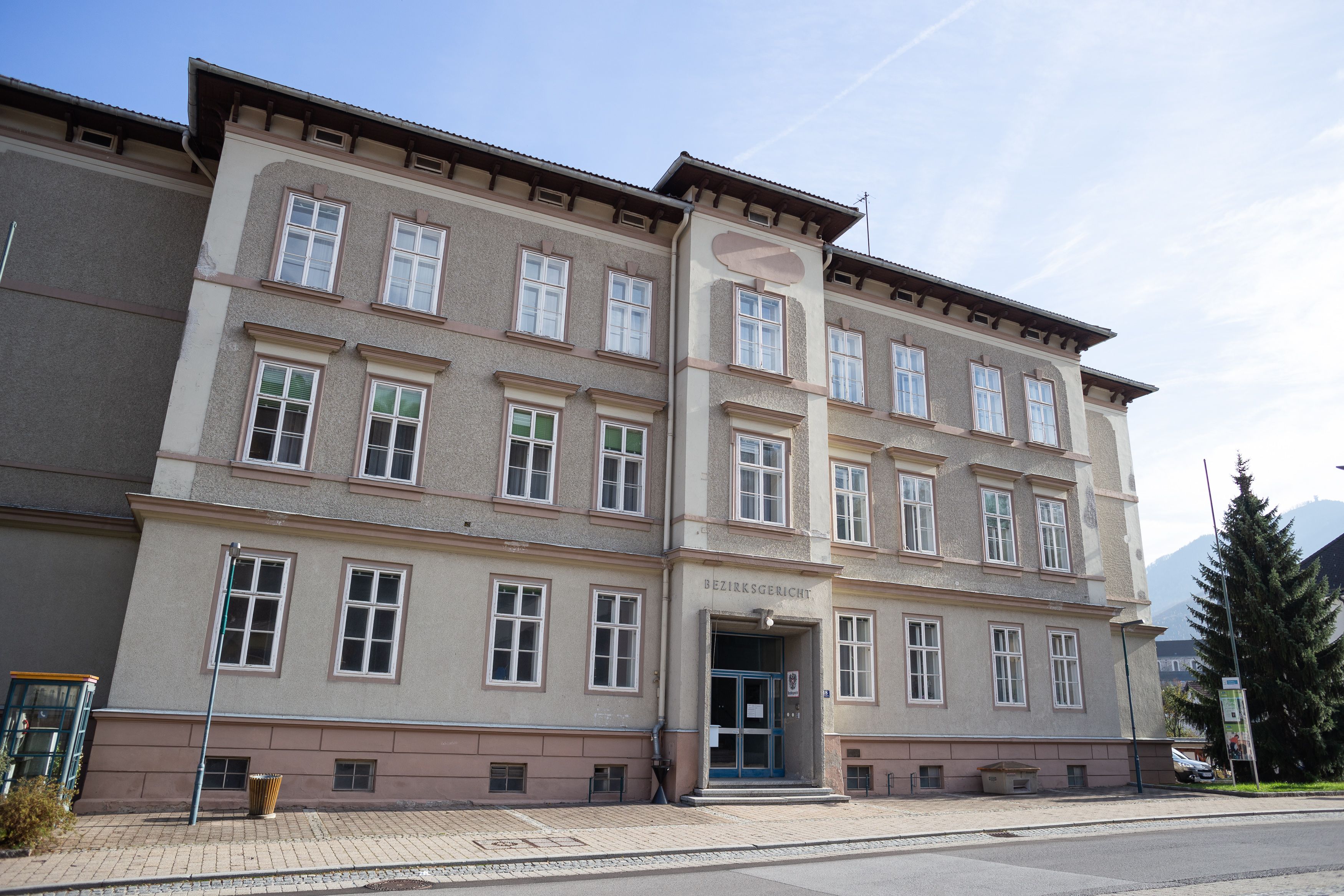 Das Gebäude ist sanierungsbedürftig.