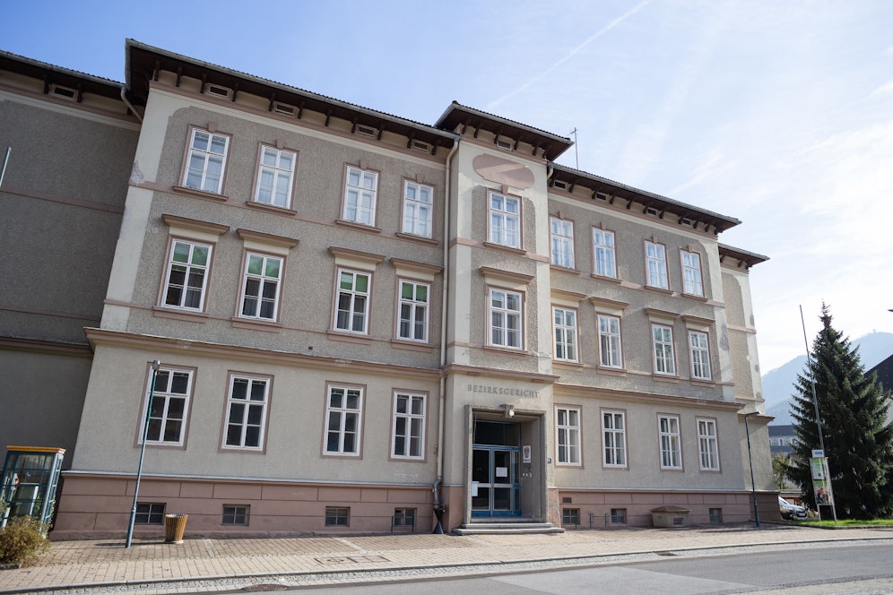 Das Gebäude ist sanierungsbedürftig.