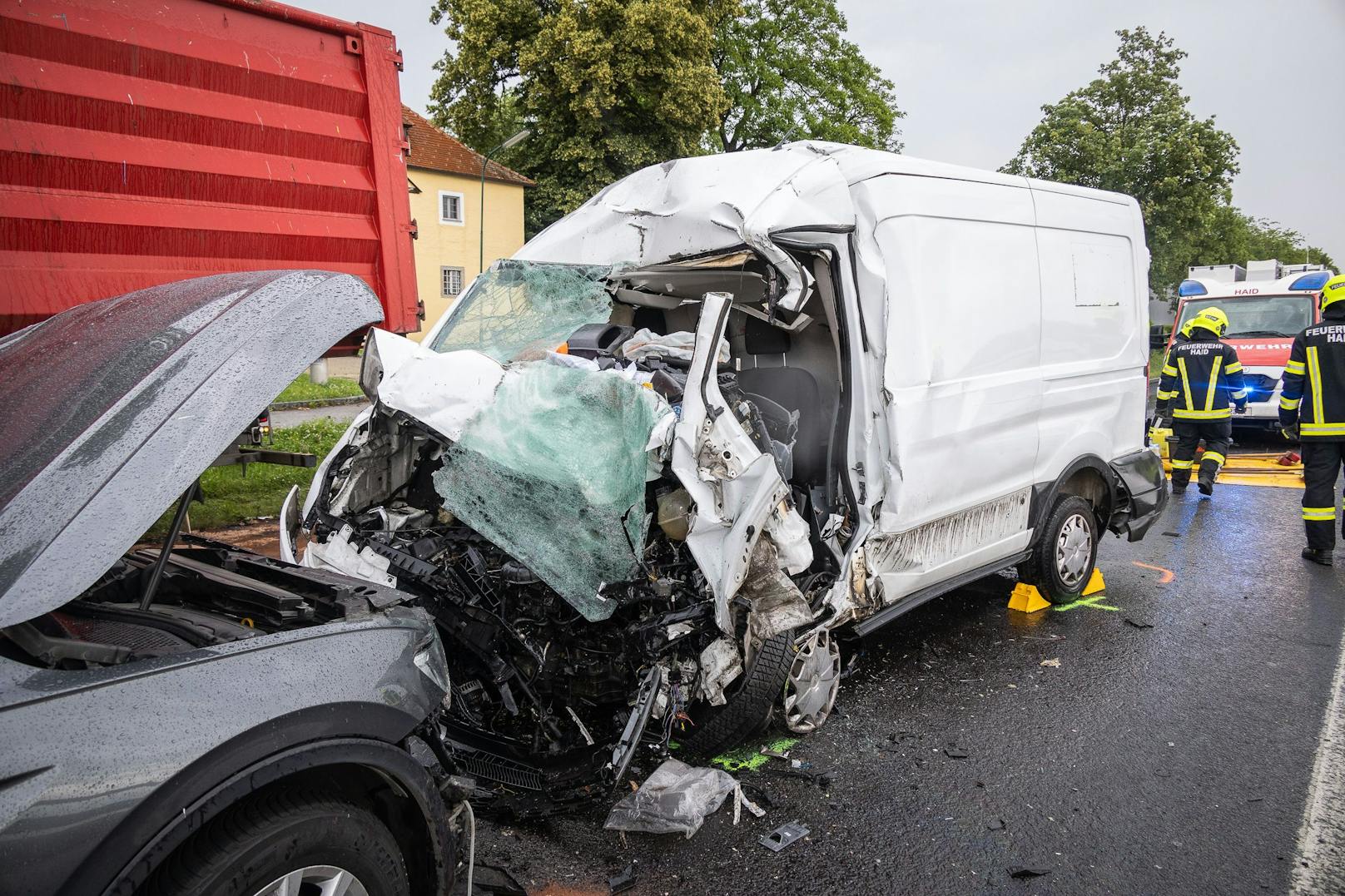 Bei dem schweren Unfall zwischen einem Taxi, einem Kleintransporter und einem Lkw starb ein Mann.