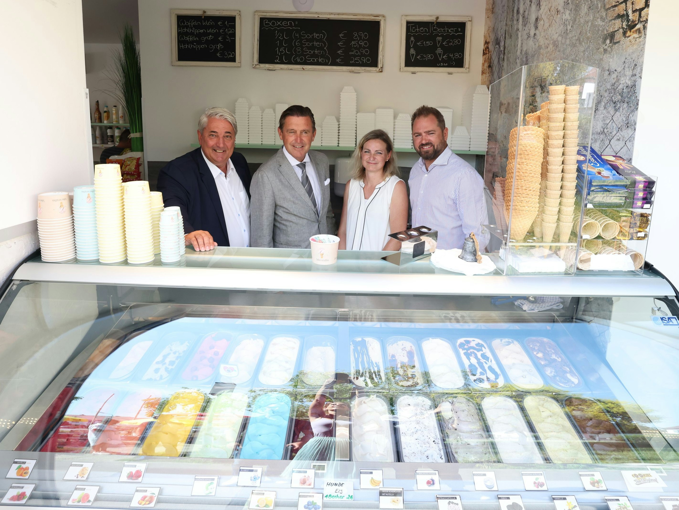 V.l.n.r:&nbsp;Donaustädter Bezirkschef Ernst Nevrivy (SPÖ), Finanzstadtrat Peter Hanke (SPÖ), Betreiberin der "Eismacherei" Michaela Langsteiner, Neos-Wirtschaftssprecher&nbsp;Markus Ornig