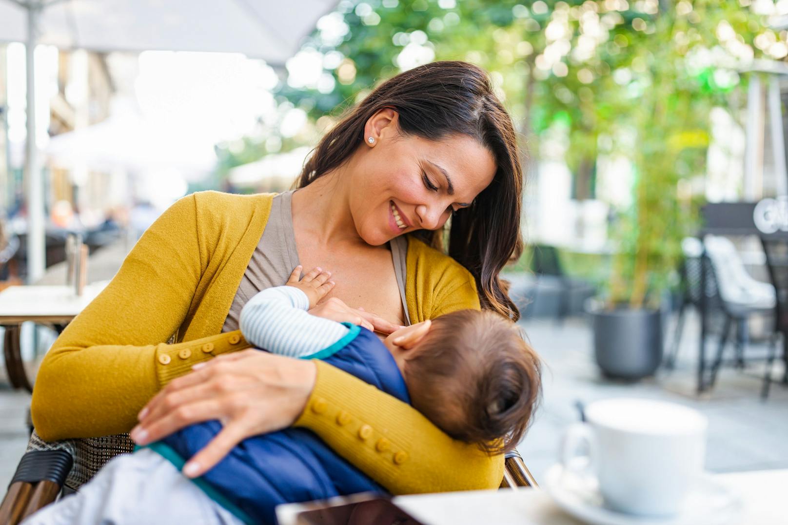 Zwei Drittel der Mütter haben bereits negative Erfahrungen beim öffentlichen Stillen ihres Babys gemacht.