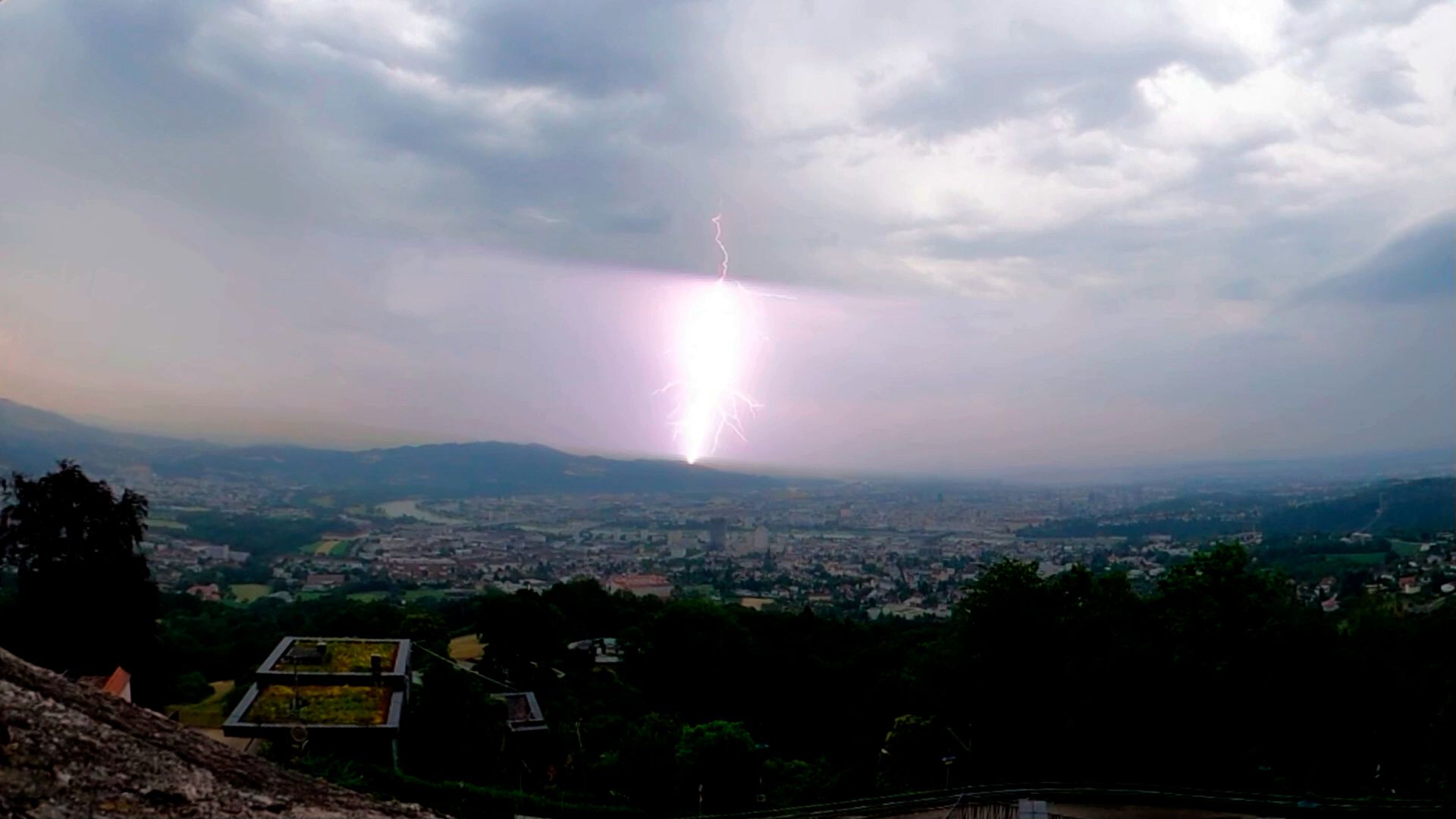 Fotograf Mike Wolf filmte diesen kräftigen Blitz im Großraum Linz.