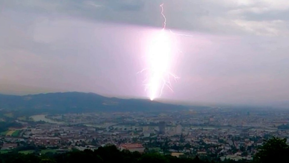 Fotograf Mike Wolf filmte diesen kräftigen Blitz im Großraum Linz.