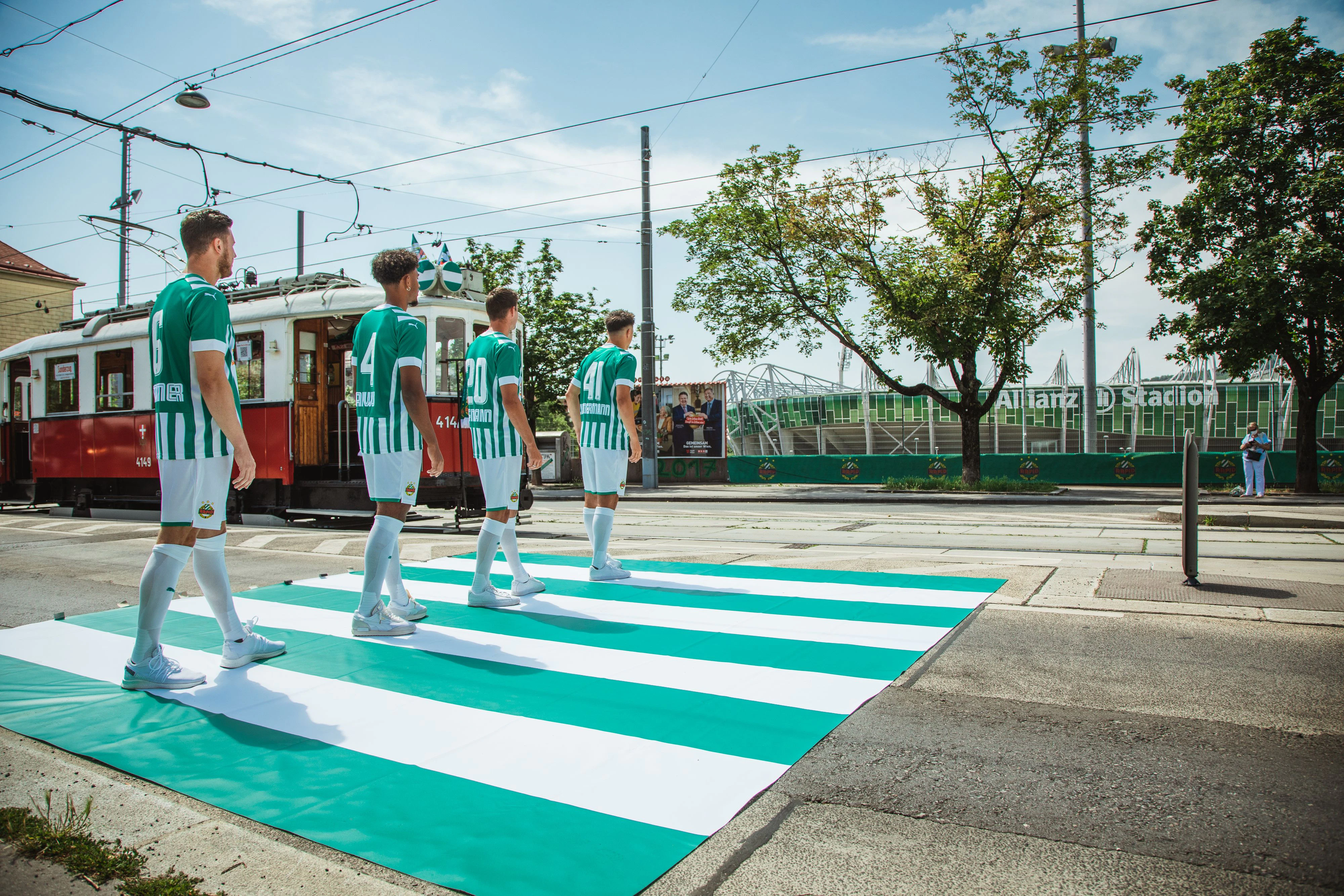 Rapid stellt das berühmte "Abbey Road"-Albumcover der Beatles vor dem Allianz Stadion nach.