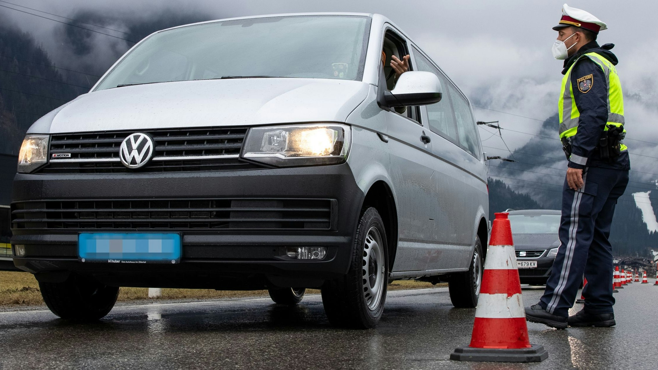 Polizeikontrolle in Mayrhofen im hinteren Zillertal während eines regionalen Corona-Ausbruchs 2021.