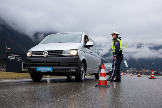 Polizeikontrolle in Mayrhofen im hinteren Zillertal während eines regionalen Corona-Ausbruchs 2021.