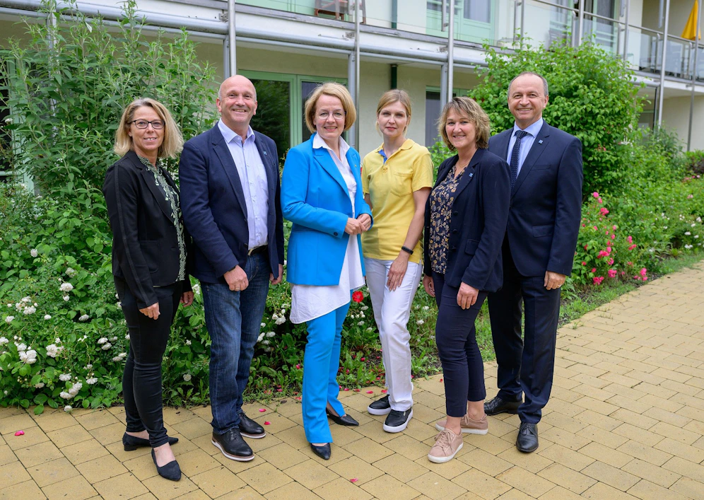 Gesundheit Thermenregion GmbH Geschäftsführung Katja Sacher, Direktor des PBZ Wiener Neustadt Wolfgang Friessenbichler, Landesrätin Christiane Teschl-Hofmeister, Maryna Pipek, Pflegebereichsleiterin des PBZ Wr, Neustadt Christine Lindenthal und LGA Vorstand Konrad Kogler.
